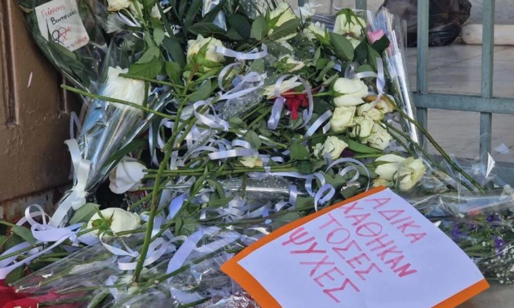 Σκάνδαλο στη Θεσσαλονίκη: Μαθητές και γονείς υποστηρίζουν πως Γυμνασιάρχης έσκισε μια λίστα με τα ονόματα των 57 νεκρών στα Τέμπη